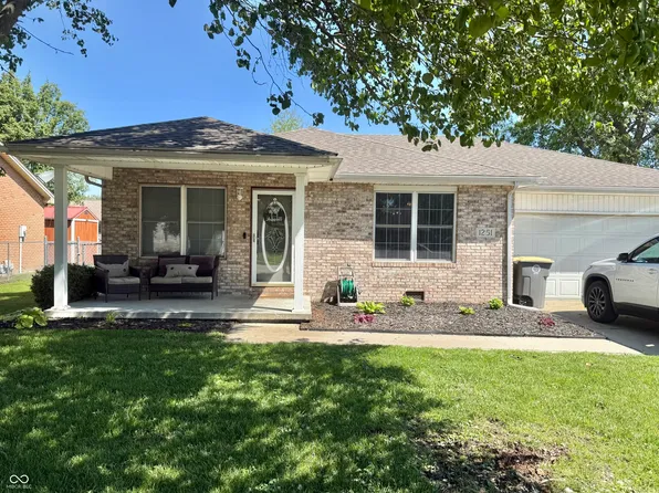 1251 Pin Oak Cir, Seymour, IN 47274