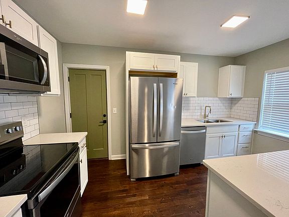 5th image of 2621-2623 Woodburn Ave #303