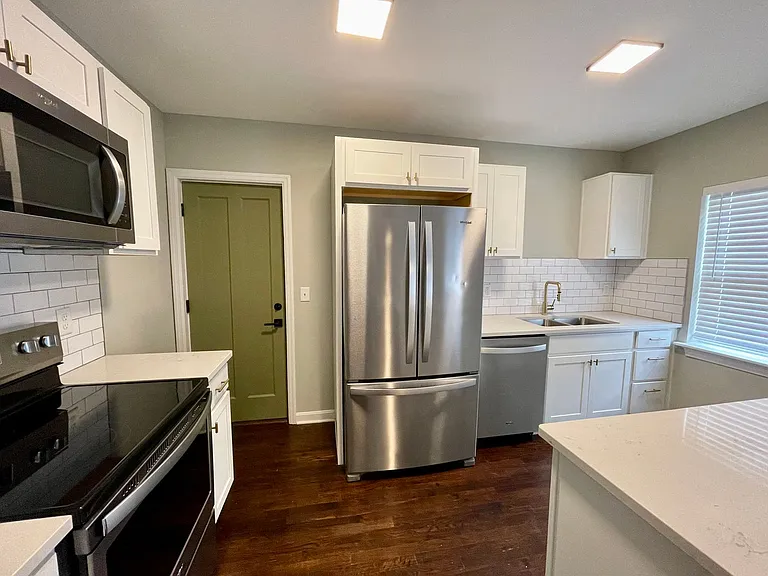 2621-2623 Woodburn Ave. — Photo 5