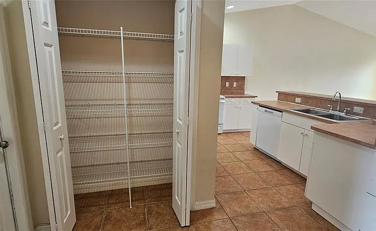 3007 SW Santa Barbara Pl — Photo 4