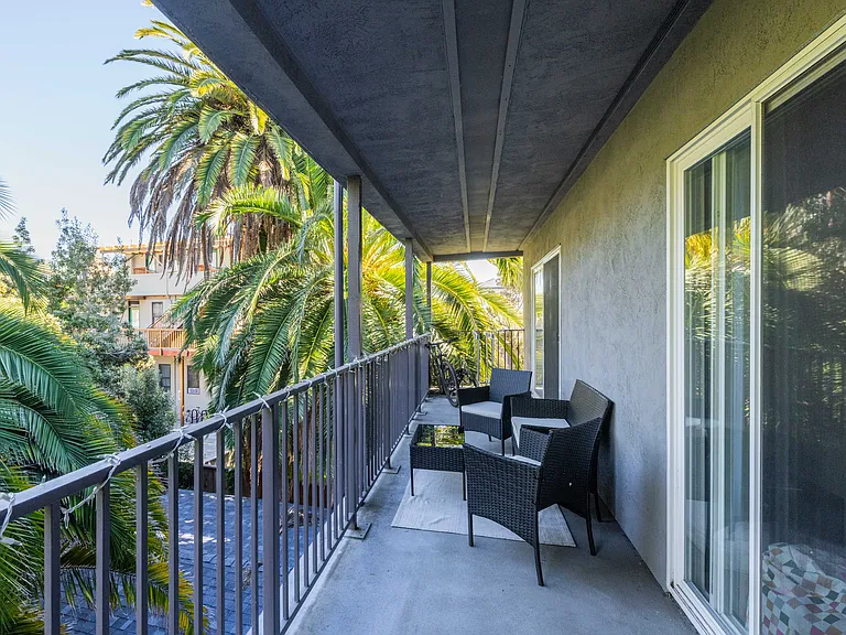 1541 Oxford Street — Photo 14