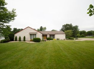 8458 Prairie Trl, Bloomington, IL 61705