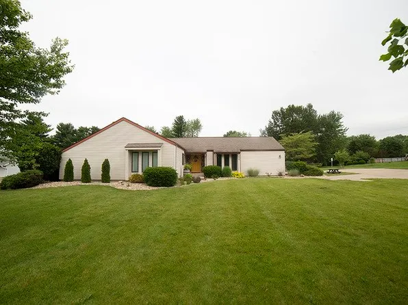8458 Prairie Trl, Bloomington, IL 61705