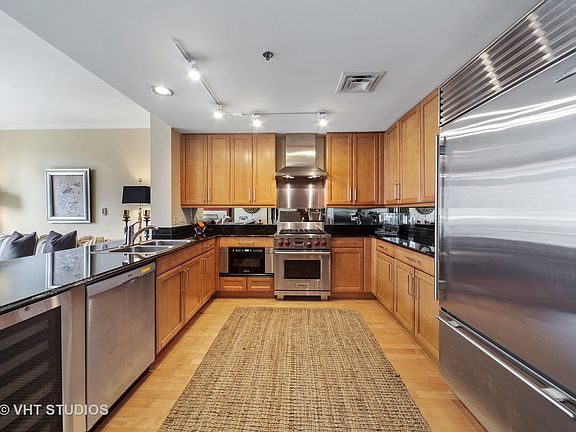 5th image of 250 E Pearson St APT 1001