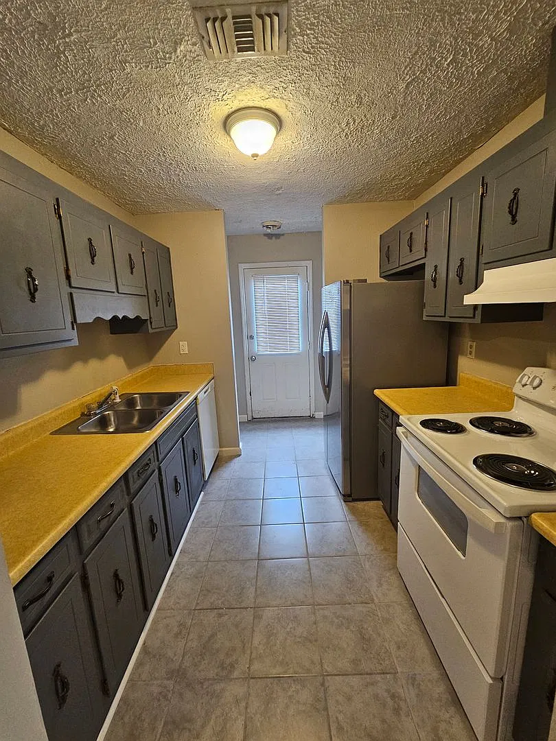 Efficient Duplex, Conveniently Located Near Shopping, Dining & Entertainment! Close to Tyndall AFB!! — Photo 4