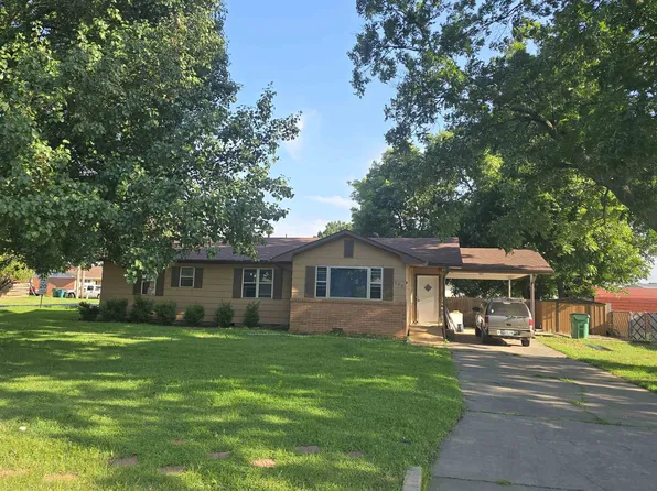 635 E Florida Ave, Waurika, OK 73573