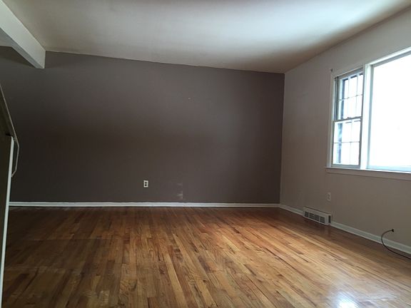 5th image of 31 Pinch Brook Dr