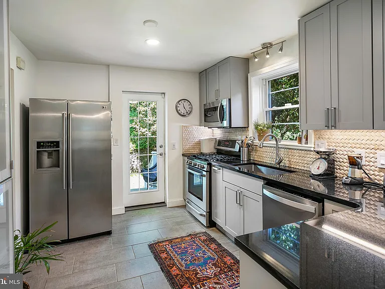 5015 Fulton St NW — Photo 4