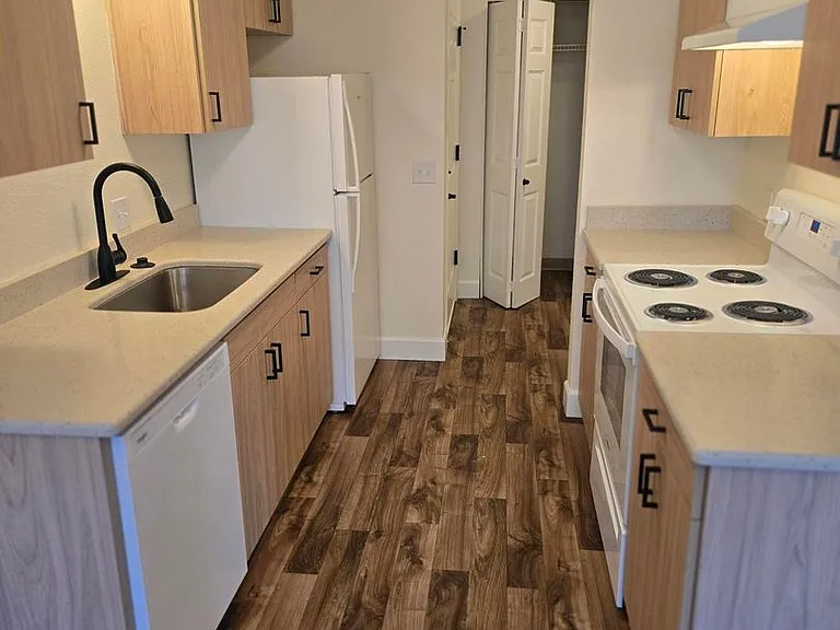 Winfou06-Columbia Village Apartments — Photo 22