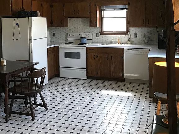 Kitchen with craft designed cabinets