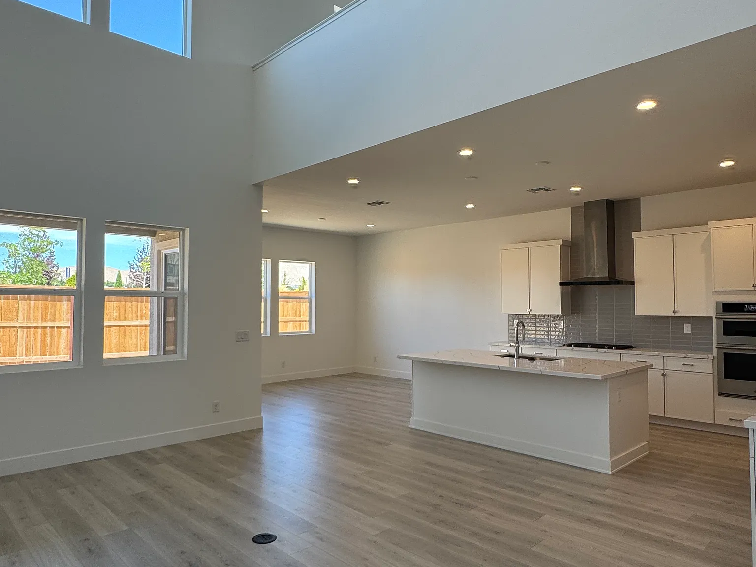 5 bed, 3210 sqft, $4,500 — Photo 4
