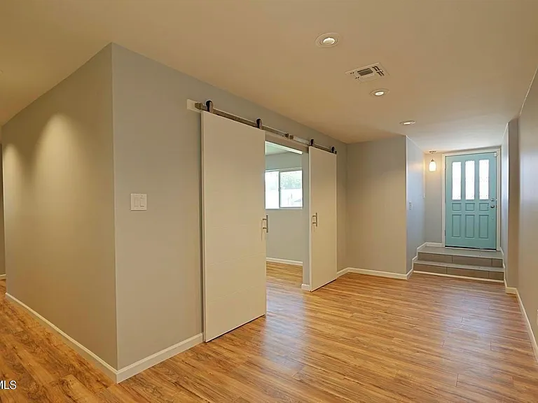 14 E Balboa Dr — Photo 2