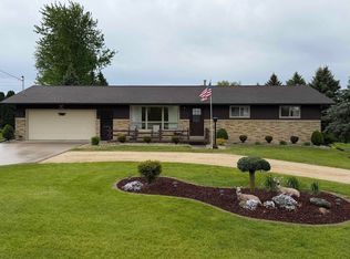 31716 Olde Castle Rd, Dyersville, IA 52040