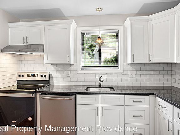 4th image of 1396 Lonsdale Ave