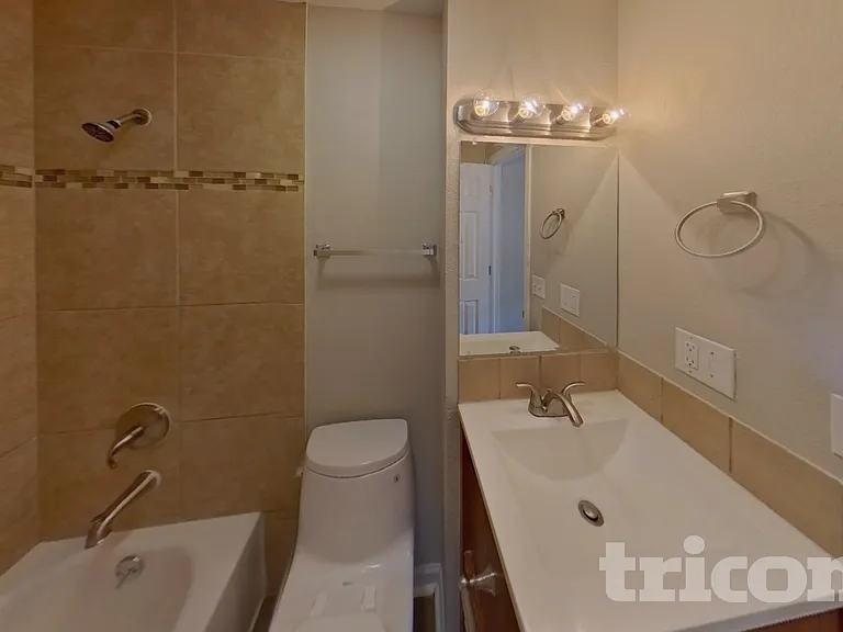 4470 Hollyridge Dr — Photo 11