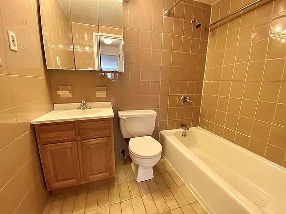 5th image of 221 E 21st St APT 4B