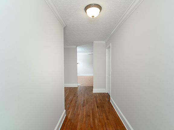 5th image of 82 Edgewater Dr