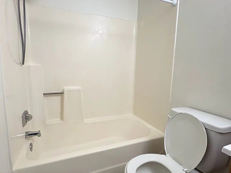 Allan Avenue Apartments — Photo 11