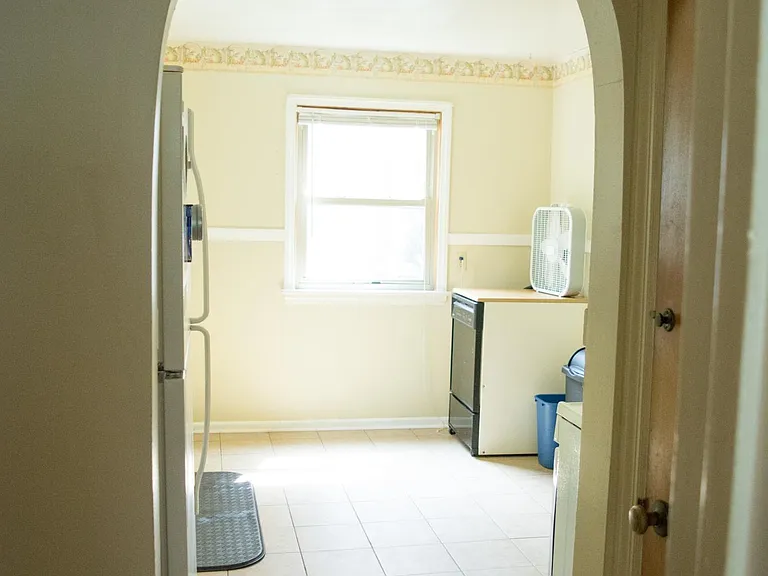 1218 Genesee St — Photo 9