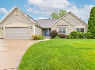 884 Joshua Ct, Pewaukee, WI 53072