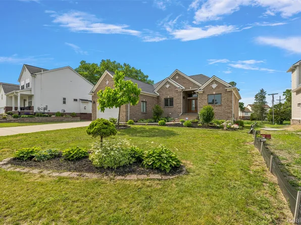 1820 Crimson Ridge Dr, Commerce Township, MI 48390