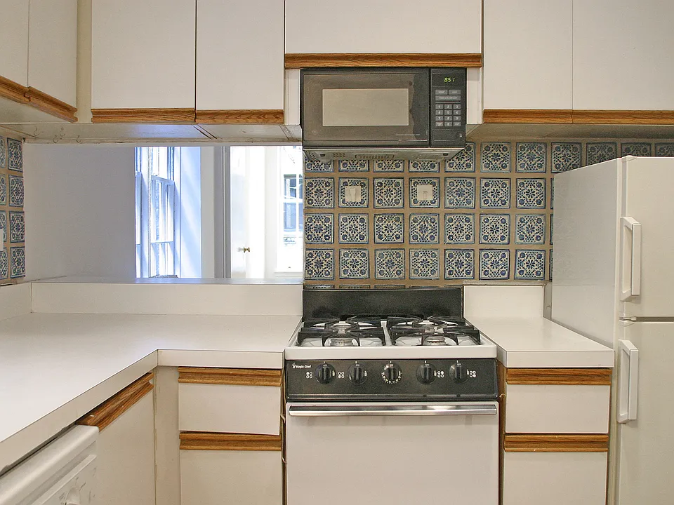 240 E 21st St #3RE