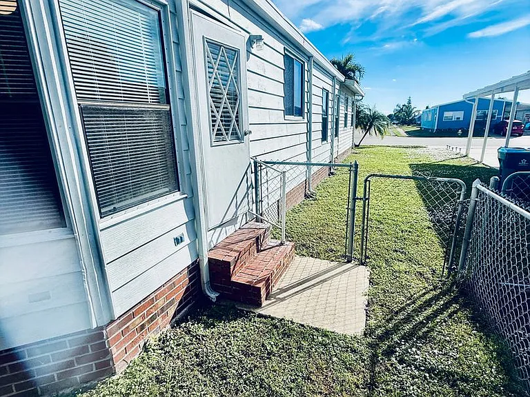 2399 Coconut Palm Dr NE — Photo 12