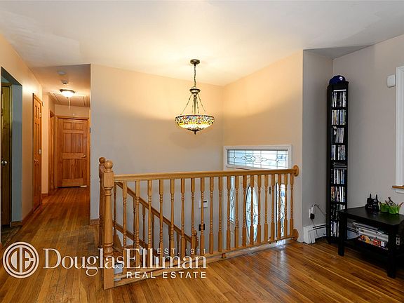 4th image of 31 Highland View Dr