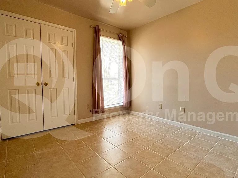 5400 Village Green Dr — Photo 21