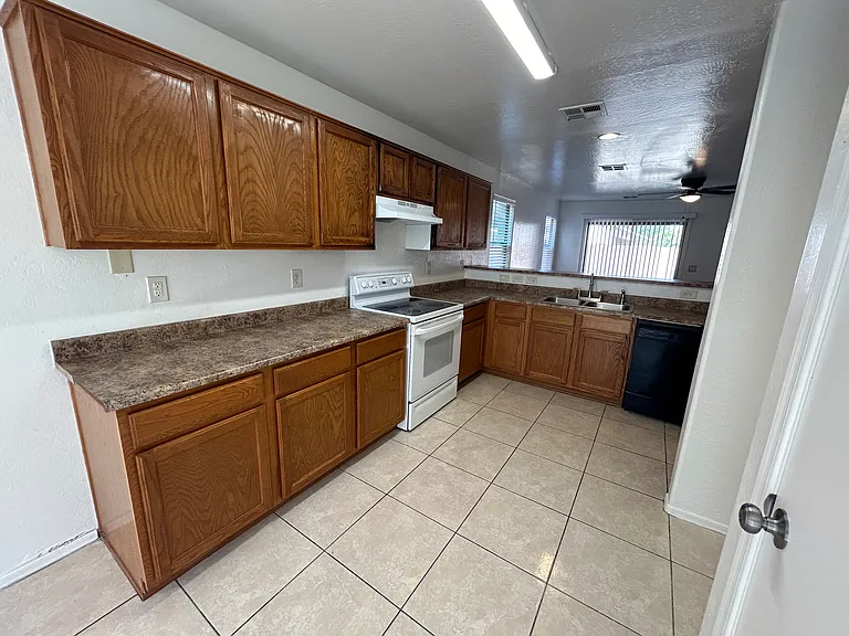 7028 S 46th Dr — Photo 12
