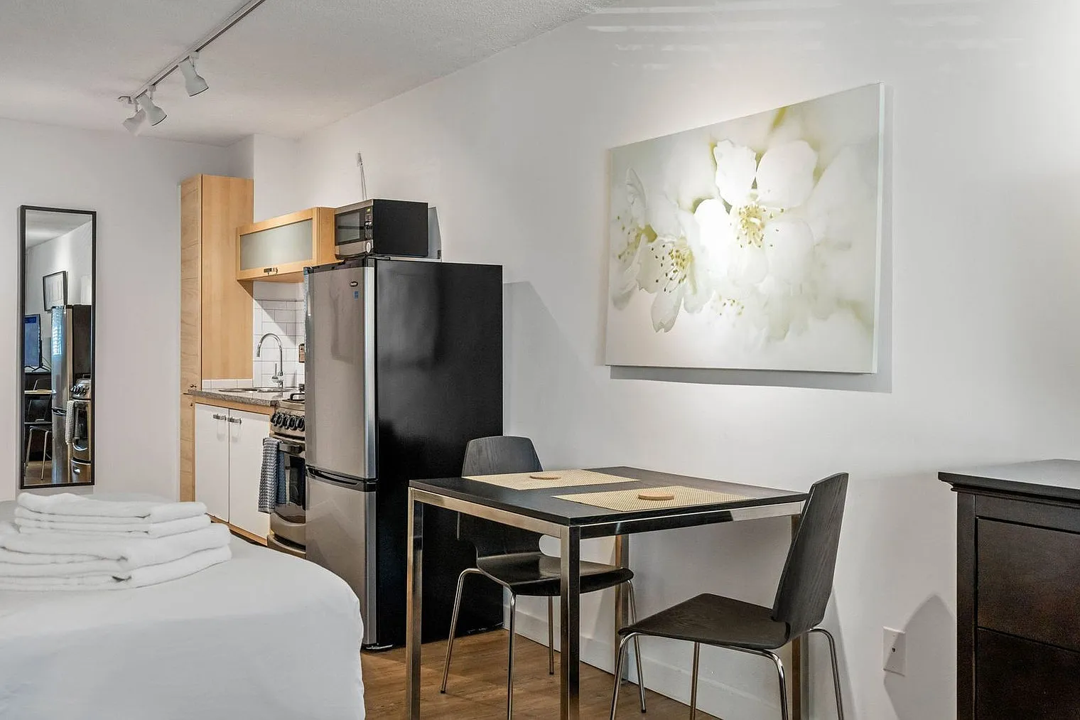 1 bed, 1.0 bath, 301 sqft, $3,037 — Photo 1