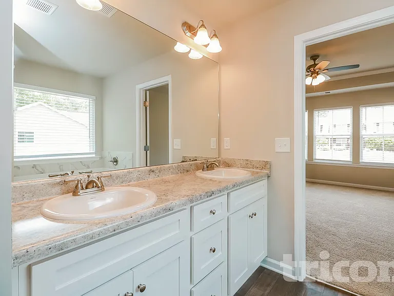 701 Jackson Ct — Photo 8