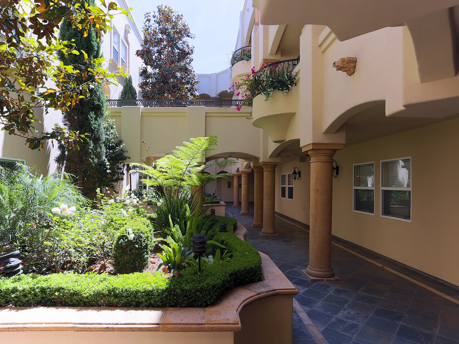 La Fontaine West — Photo 3