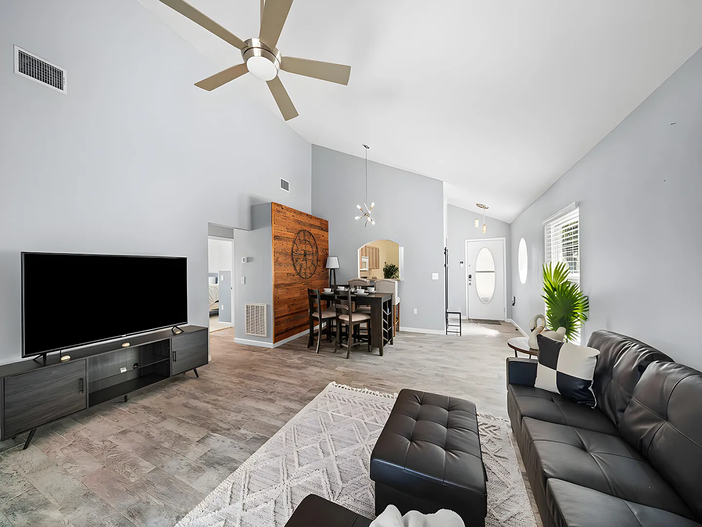 Sunshine Beautiful 3 BR Pool Home Sleeps 6 — Photo 3
