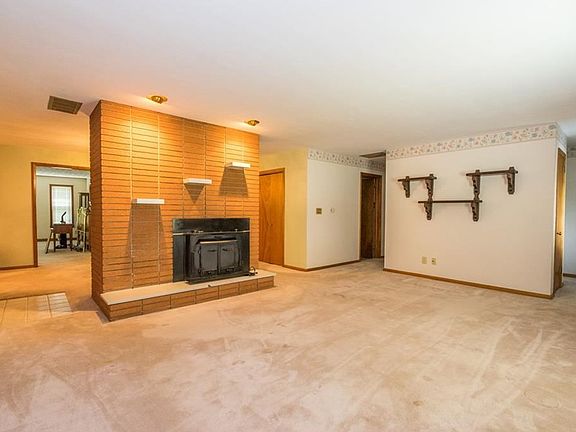 4th image of 721 Timberwood Dr