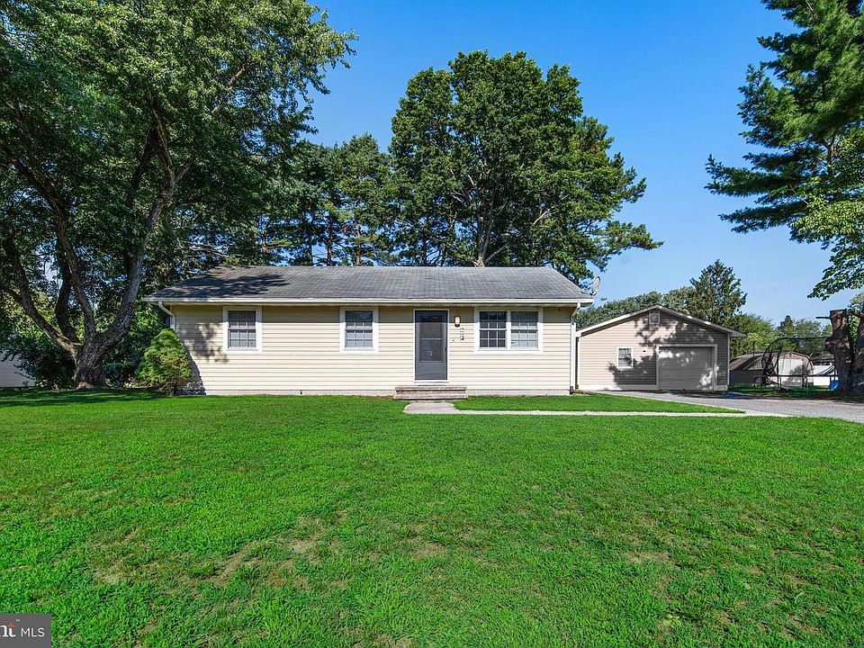 1st image of 302 Brookview Dr