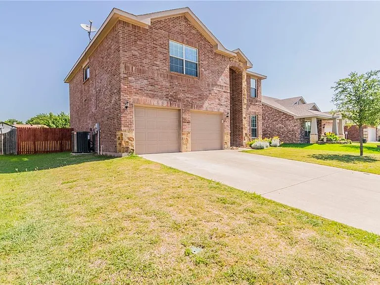 560 Griffith Dr — Photo 3
