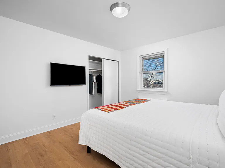 Crestwood Lake Apartments — Photo 47