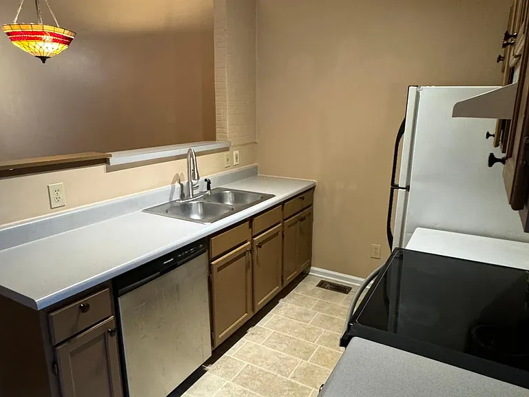 706 Shadywood Ln — Photo 11