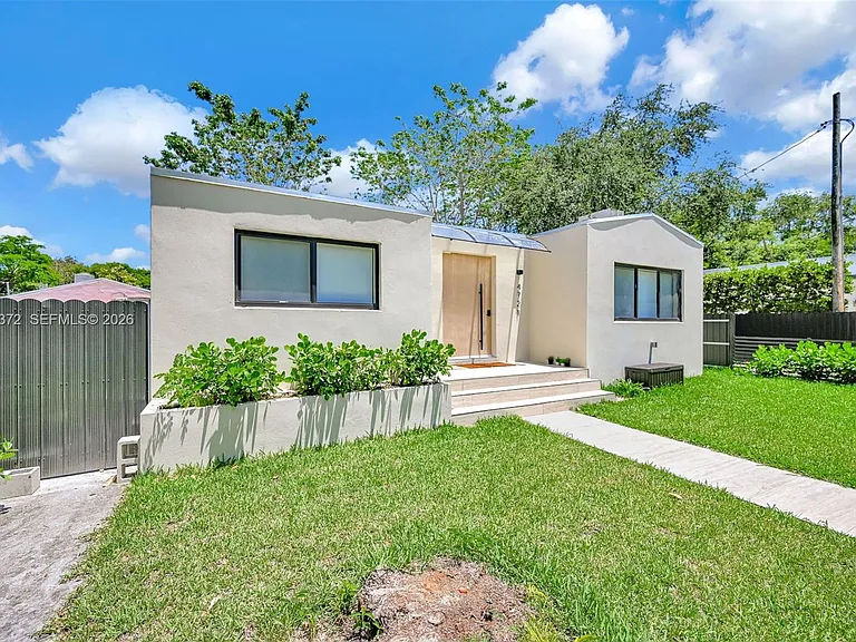 4721 NW 6th Ave — Photo 4