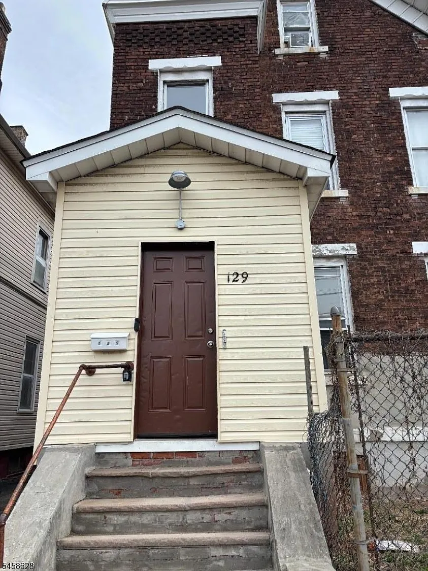 2 bed, 1.0 bath, $2,000 — Photo 1