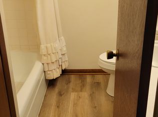 725 Spruce St APT 8, Halstead, KS 67056