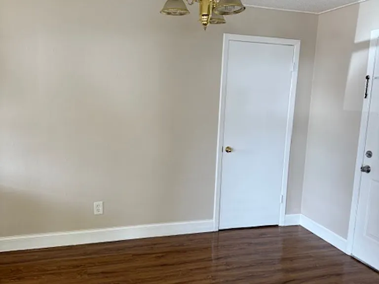 230 N Robbins Ave — Photo 6