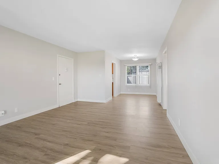 Hollypark Knolls Apartments — Photo 10
