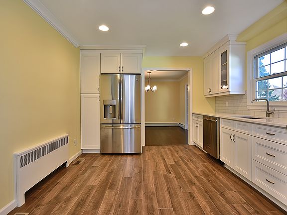 Large BRAND NEW eat-in-KITCHEN is WAITING FOR YOU!!