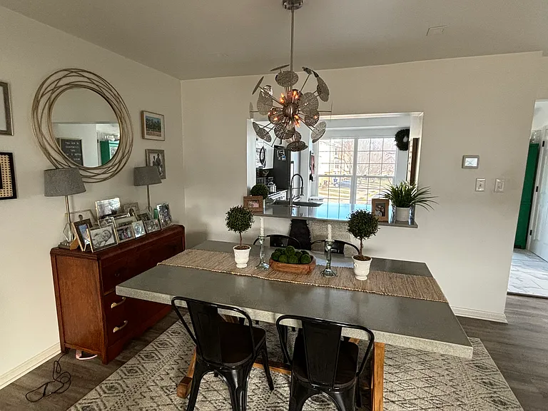 109 Hampshire Sq SW — Photo 4