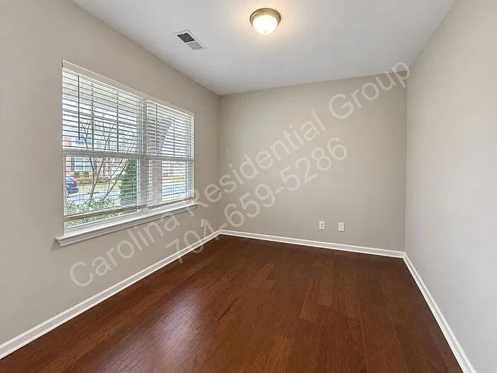 5 bed, 4.5 bath, 3243 sqft, $3,050 — Photo 2