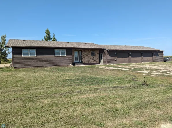 515 5th St NW, Gwinner, ND 58040