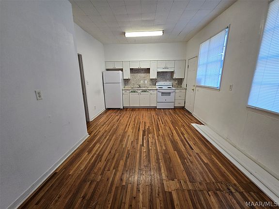 3rd image of 2300 Plum St