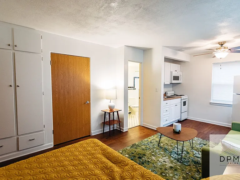 501 W Hillsdale — Photo 2